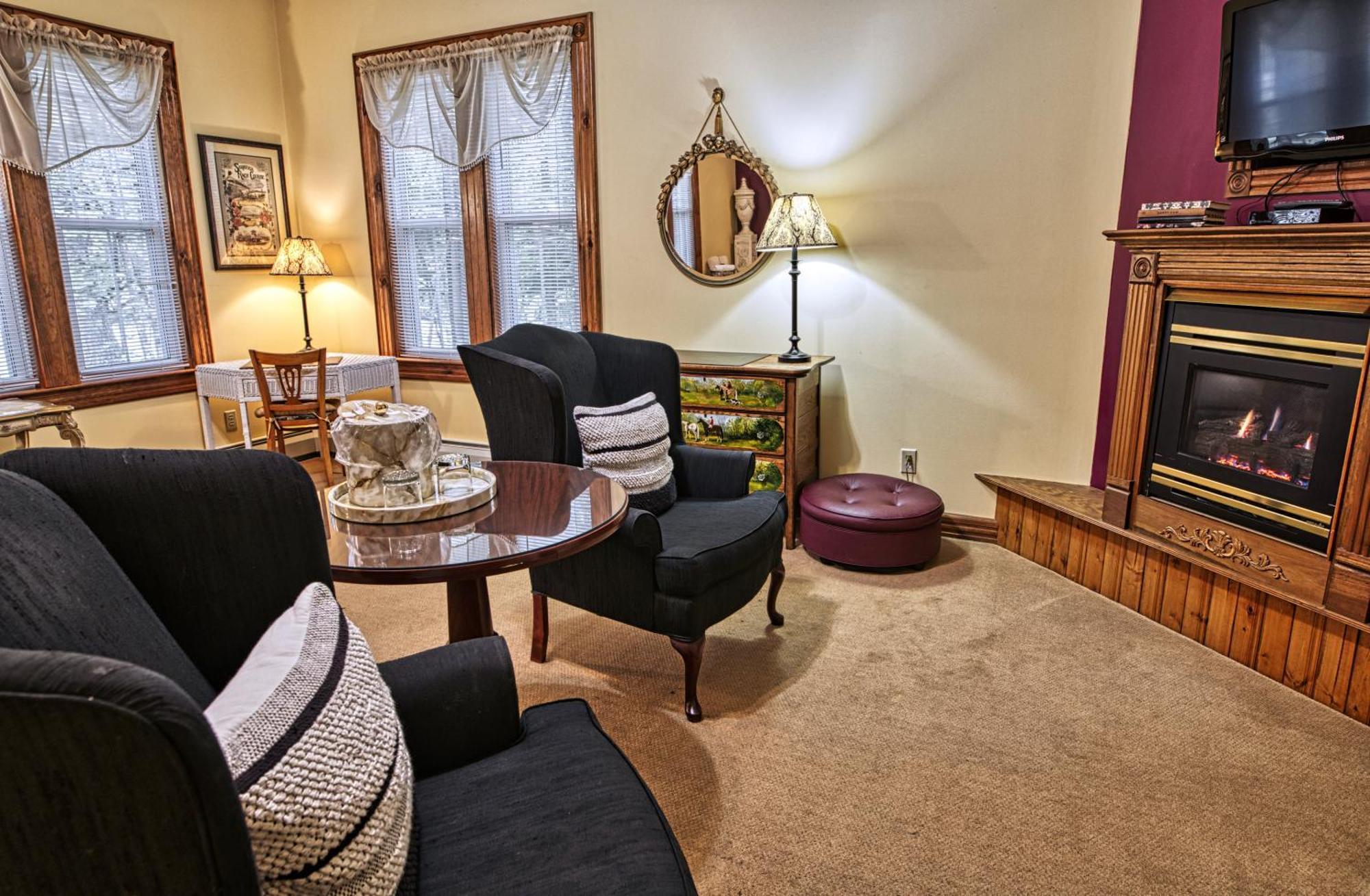 Rockwell Falls Inn And Wine Bar Lake Luzerne Room photo