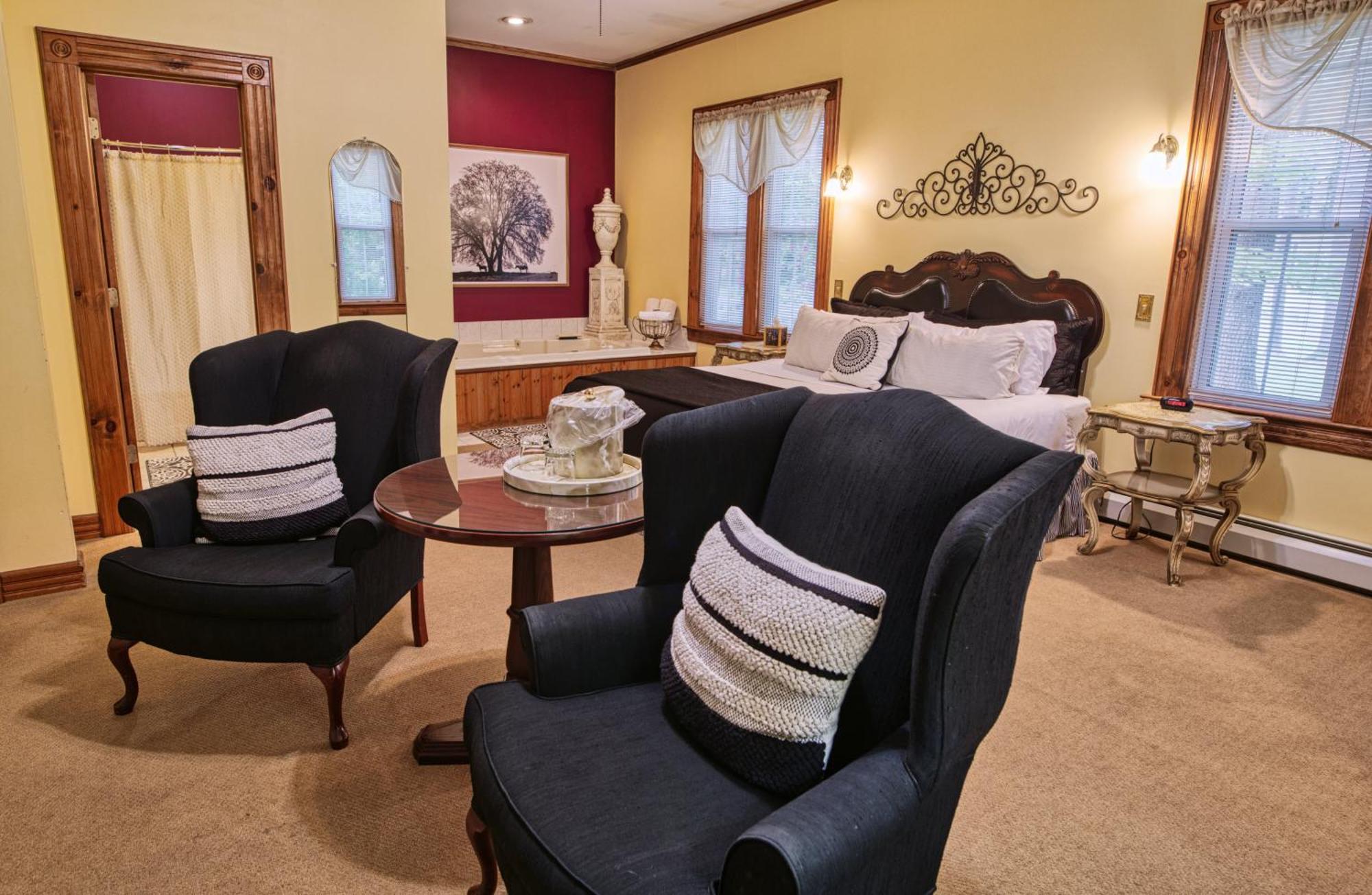 Rockwell Falls Inn And Wine Bar Lake Luzerne Room photo
