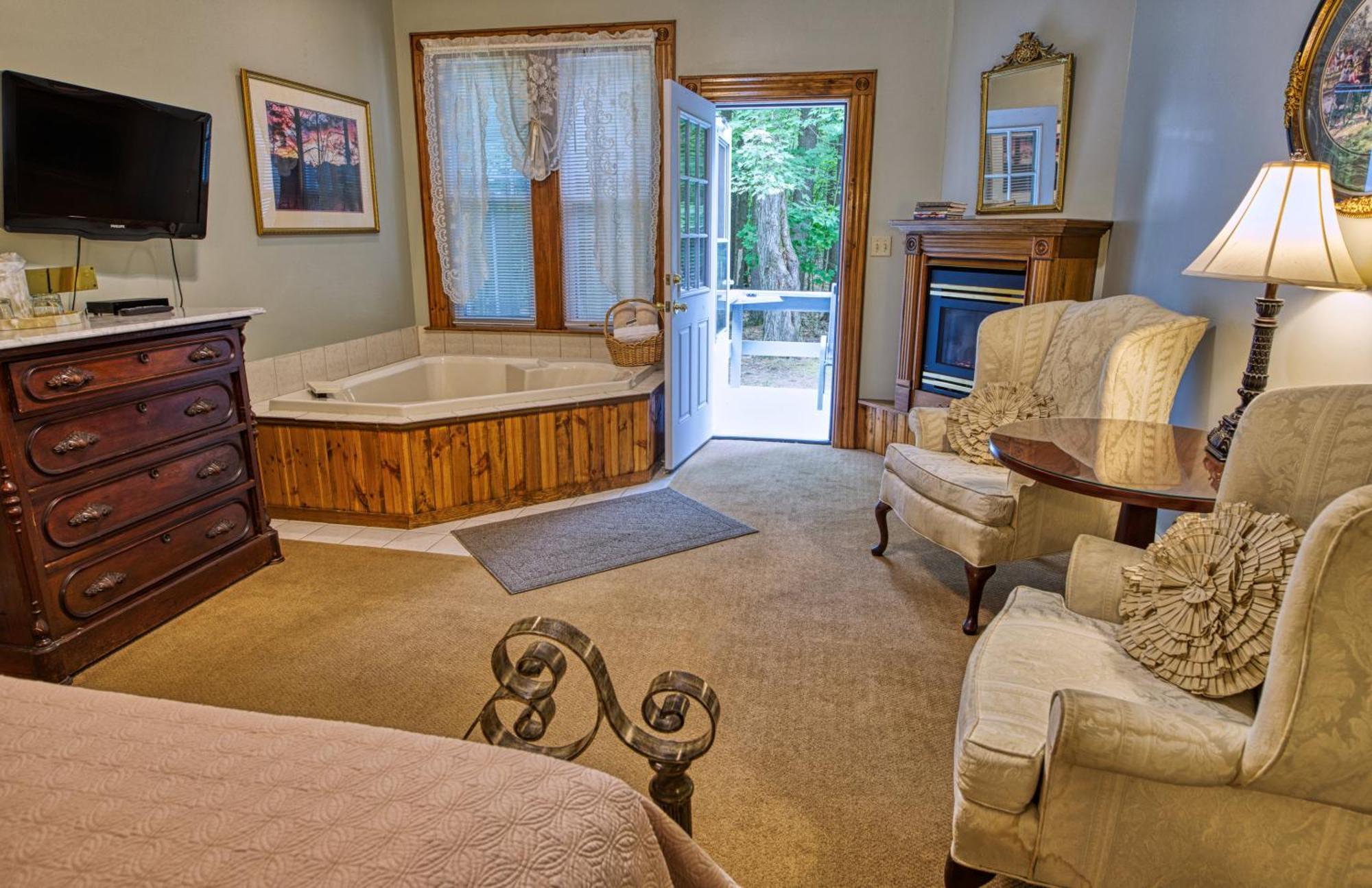 Rockwell Falls Inn And Wine Bar Lake Luzerne Room photo