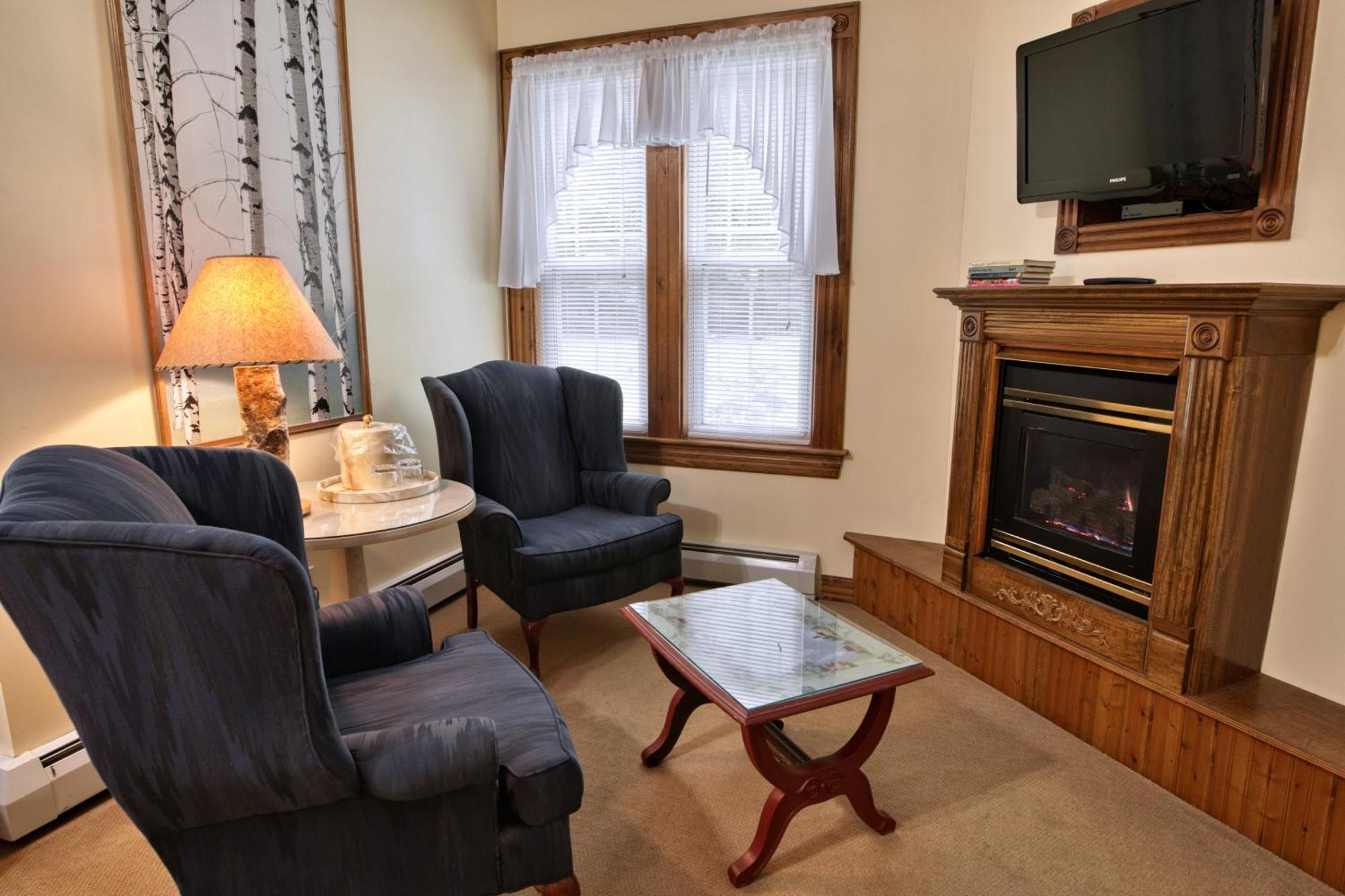 Rockwell Falls Inn And Wine Bar Lake Luzerne Room photo