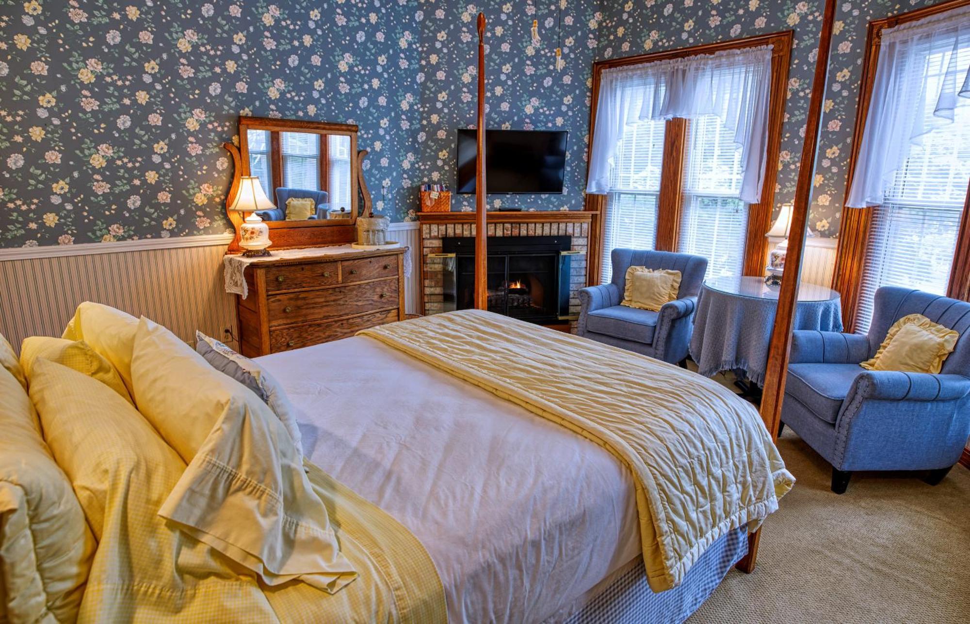 Rockwell Falls Inn And Wine Bar Lake Luzerne Room photo