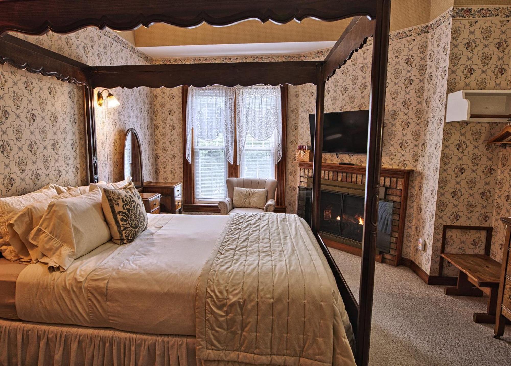 Rockwell Falls Inn And Wine Bar Lake Luzerne Room photo