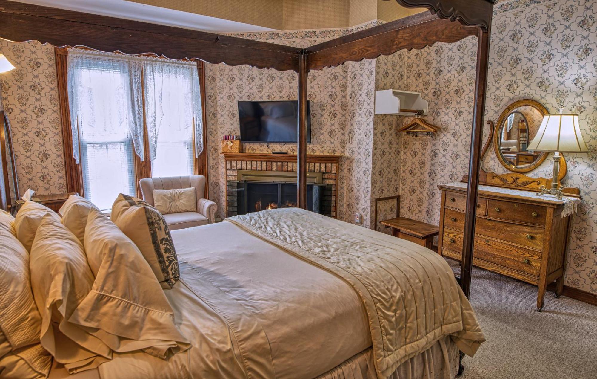 Rockwell Falls Inn And Wine Bar Lake Luzerne Room photo