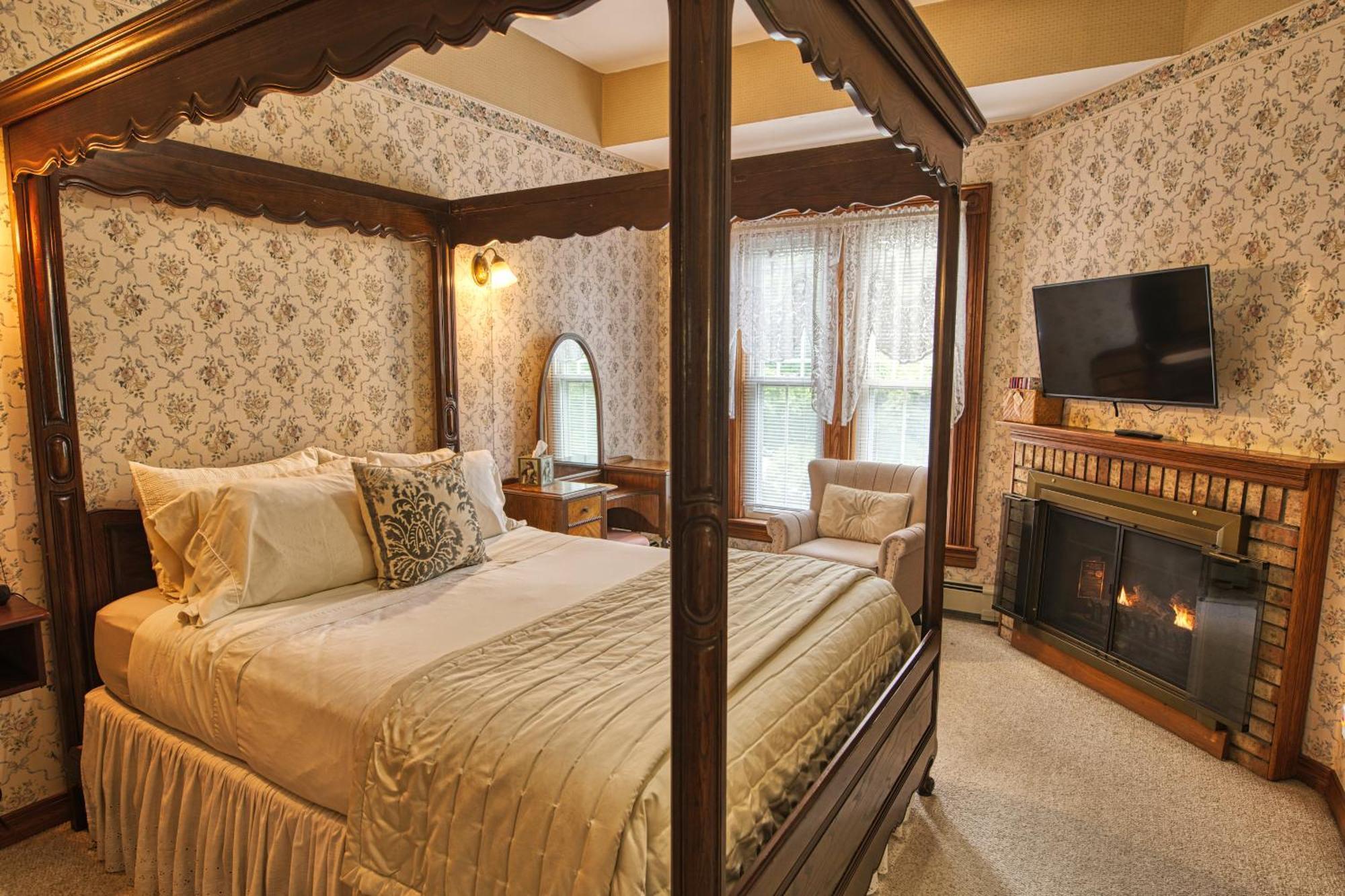 Rockwell Falls Inn And Wine Bar Lake Luzerne Room photo