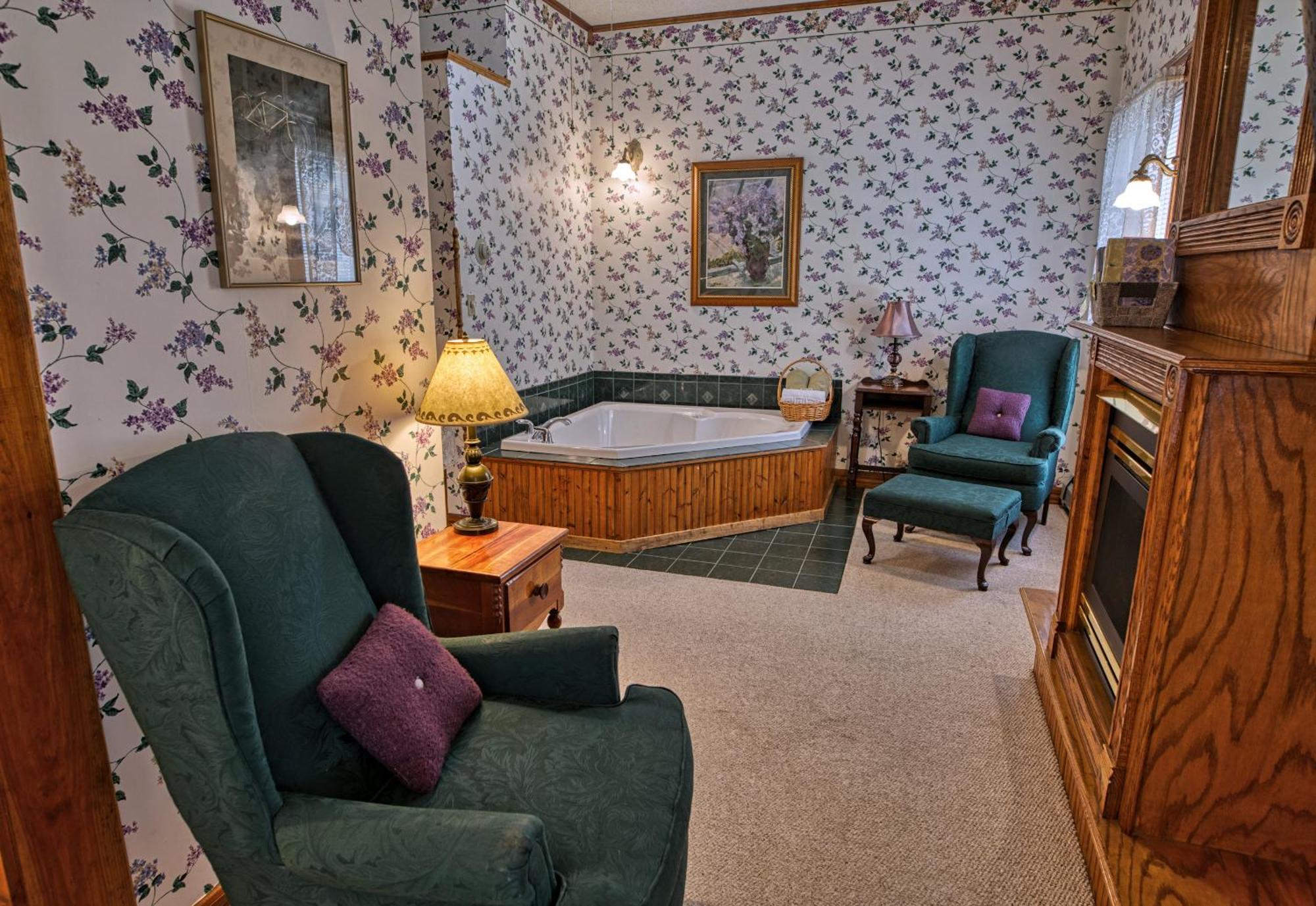 Rockwell Falls Inn And Wine Bar Lake Luzerne Room photo